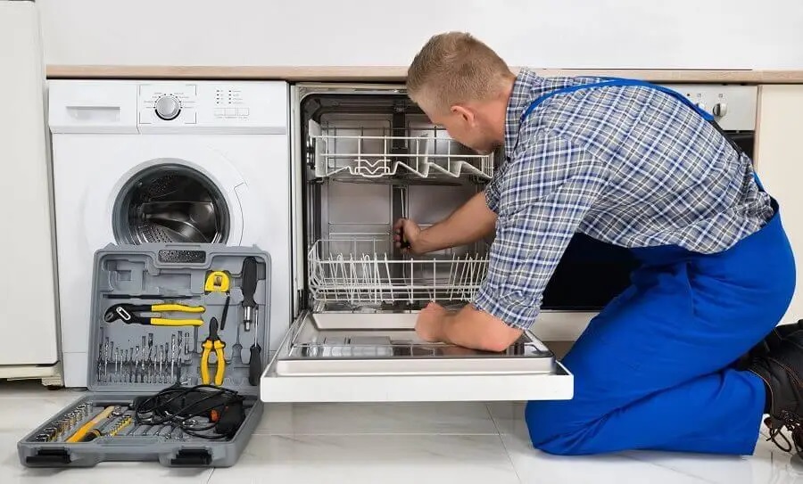 Gördes General Electric servisi teknisyen ekibi beyaz eşya tamiri yaparken